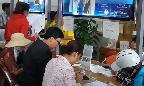 Khách hàng đăng ký thông tin cá nhân tại một điểm của nhà mạng MobiFone tại quận 5, TP.HCM. Ảnh: HTD