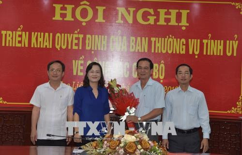 Bà Lê Thị Ái Nam, Phó Bí thư Thường trực Tỉnh ủy, Chủ tịch HĐND tỉnh, tặng hoa chúc mừng ông Lê Thanh Hùng. 