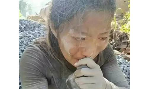 Cô gái vác 20 tấn xi măng mỗi ngày và câu chuyện cảm động phía sau