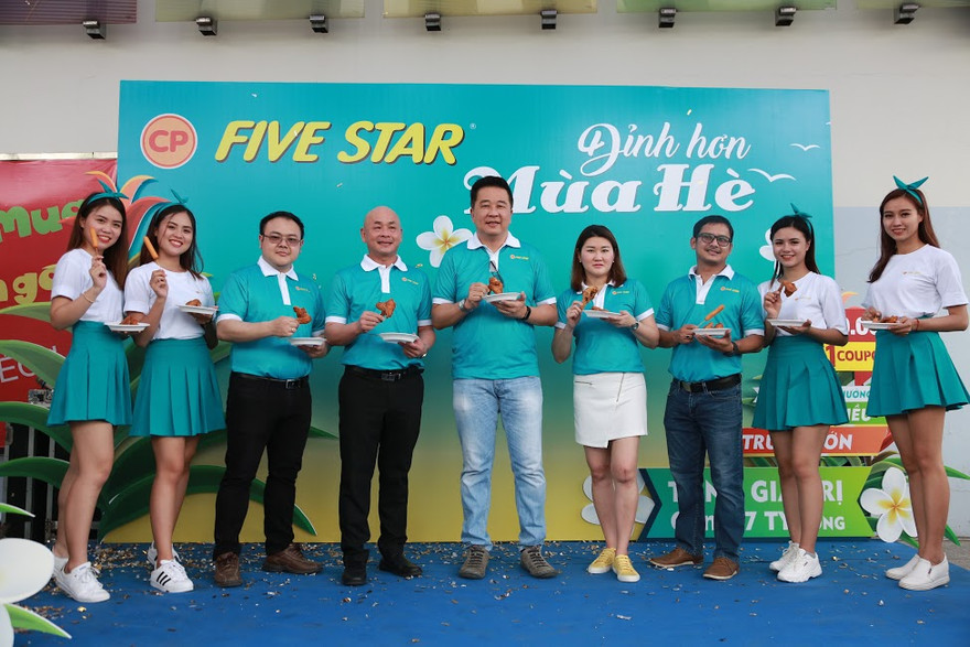Ông Suphat Sritanatorn, Phó tổng giám đốc CPV(người đứng giữa), cùng Ban lãnh đạo thưởng thức sản phẩm của Five Star
