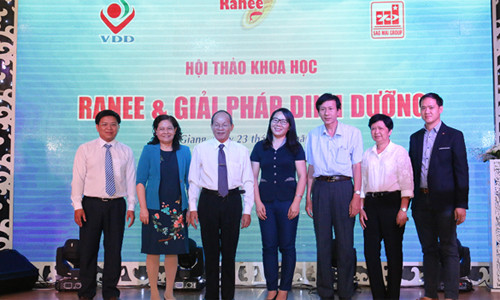 Ảnh lưu niệm giữa lãnh đạo Tập đoàn Sao Mai và lãnh đạo Bệnh viện sản nhi An Giang cùng các diễn giả