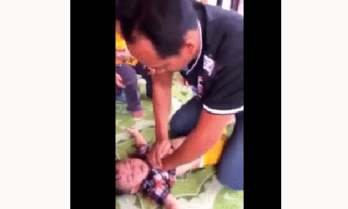 Người cha vẫn cố gắng hô hấp tim cho con dù mọi người xung quanh đã gần như tuyệt vọng