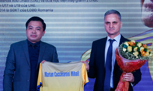 Chủ tịch Doãn Văn Phương (trái) và huấn luyện viên Marian Mihail. Ảnh: Đỗ Hải.