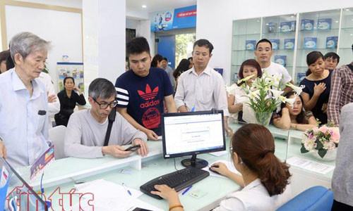 Xếp hàng chờ bổ sung ảnh, thông tin cá nhân tại các nhà mạng