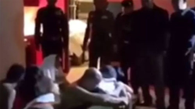 Khi đột nhập vào phòng, cảnh sát thu giữ được nhiều tang vật phục vụ cho bữa tiệc như thuốc kích dục, đồ chơi tình dục... Nhiều người vẫn còn tình trạng thiếu vải, bán khỏa thân. Ảnh: News.