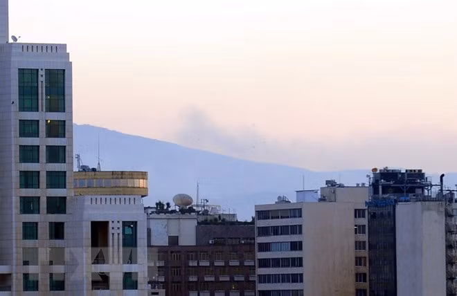 Khói bốc lên tại thủ đô Damascus sau đợt tấn công của liên quân Mỹ- Anh- Pháp nhằm vào Syria ngày 14/4. (Nguồn: THX/ TTXVN)