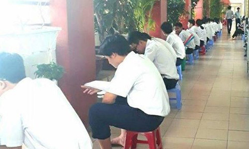 Cuộc sống của học sinh Nguyễn Khuyến là vòng tròn khép kín chỉ ăn và học. Ảnh: Nguyen Khuyen Confession.