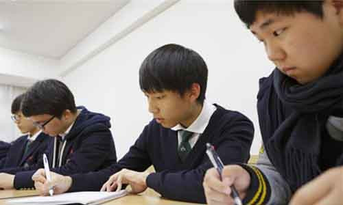 Hé lộ mặt tối đáng sợ đằng sau nền giáo dục hàng đầu thế giới