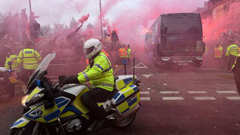 Liverpool dùng đường hầm bí mật để vào sân Etihad