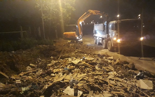  Công ty Môi trường đô thị Hà Nội, chi nhánh Cầu Diễn phải thường xuyên huy động xe cẩu để dọn rác trên đường gom Đại lộ Thăng Long.