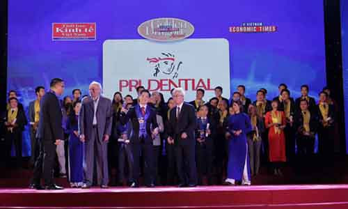 Đại diện Prudential nhận giải thưởng tại lễ trao giải Rồng Vàng