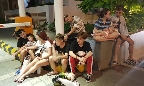 Vợ chồng Only C cùng mọi người thoát khỏi chung cư khi đám cháy xảy ra.