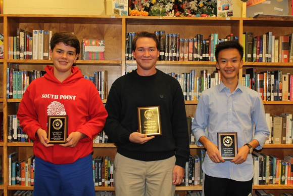 Charlie Trần (ngoài cùng bên phải)