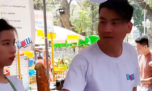 Bánh có hình phản cảm được bày bán tại Cung Thiếu nhi Hà Nội. Ảnh cắt từ clip.