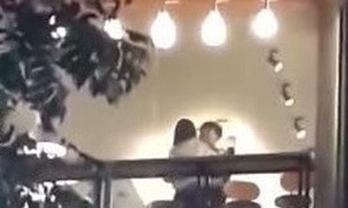 Đôi trẻ không ngần ngại thể hiện tình cảm quá mức ở quán trà sữa. Ảnh cắt từ clip. 
