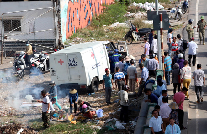 Thi thể nạn nhân được đưa về nhà xác. Ảnh: Lê Trai.