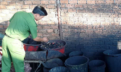 Nguyên liệu trộn cà phê bẩn được chủ cơ sở thu mua trên thị trường. Ảnh: Trần Lộc.