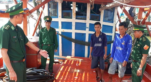 Bộ đội Biên phòng Sông Đốc khám xét tàu cá mua bán xăng dầu trên biển