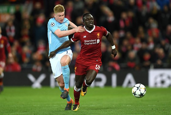 Kevin De Bruyne (trái, Manchester City) khó lòng qua mặt Sadio Mane (Liverpool). Ảnh: Getty Images.