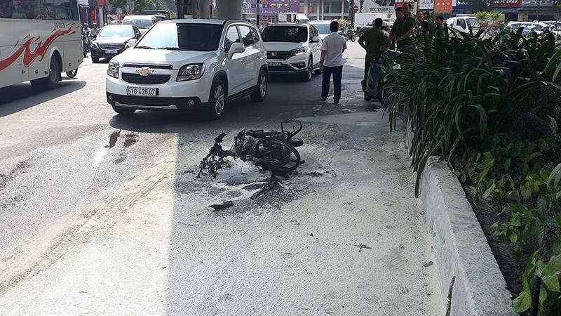 Nam thanh niên sau khi bị CSGT bắt lỗi chạy ngược chiều thì châm lửa đốt xe. Ảnh: H.Tâm