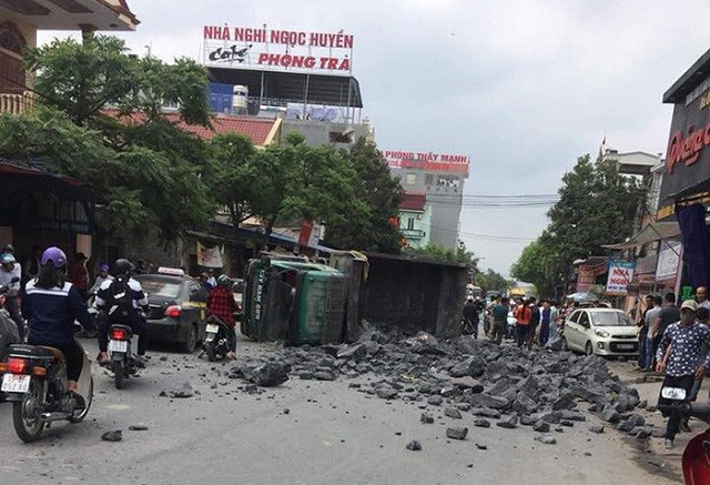 Nhiều người chuyển tiền ủng hộ tài xế xe tải có cú đánh lái "thần sầu" cứu mạng 2 nữ sinh (ảnh CTV)