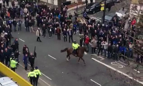 CĐV Chelsea và Tottenham ẩu đả hôm 1/4. Ảnh: Sports Mail.