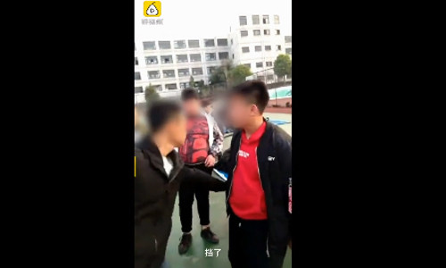 Nữ sinh Trung Quốc gây phẫn nộ vì dùng xấp tiền 'tát' bạn nam