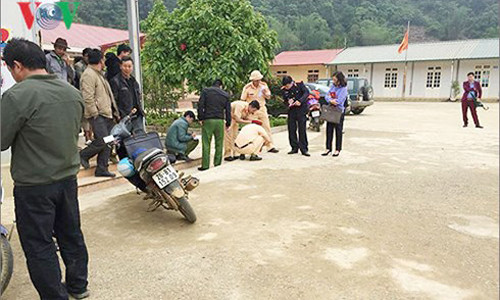 Hiện trường vụ tai nạn vụ cô giáo lùi xe làm 1 học sinh chết, 1 em khác bị thương phải nhập viện (ảnh: Trấn Long/VOV-Tây Bắc)