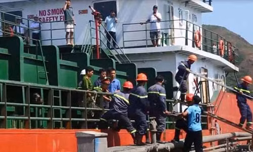 Khi lực lượng cứu hộ cứu nạn đưa 3 thủy thủ ra ngoài thì họ đều đã tử vong.
