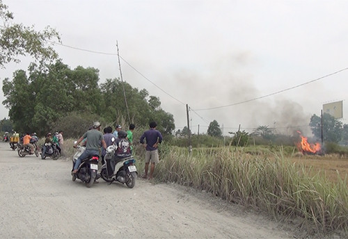 Người dân và lực lượng chức năng chốt chặn nhiều vị trí truy lùng tên cướp. Ảnh: Sơn Hoà