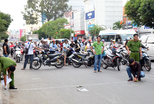 Cảnh sát khám nghiệm hiện trường. Ảnh: Sơn Hòa