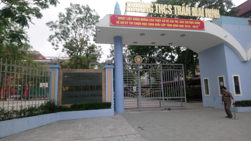 Học sinh lớp 8 rơi từ tầng cao xuống sân trường