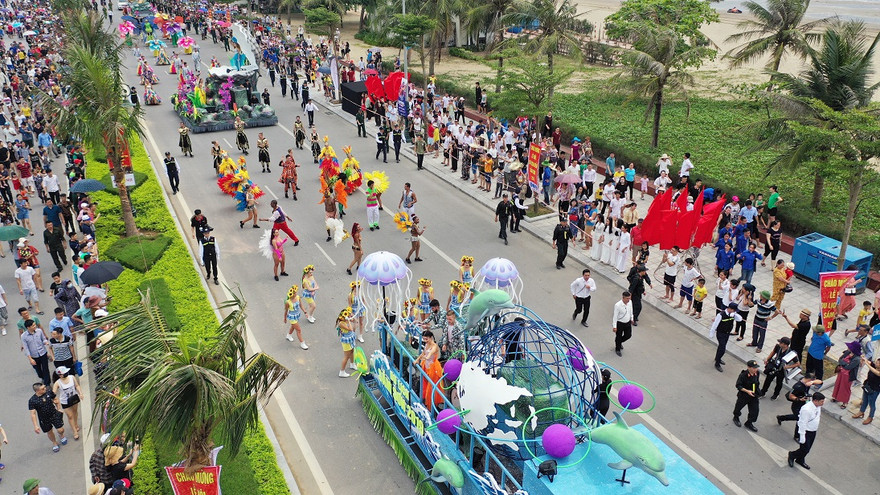 Dàn vũ công Châu Âu 'quẩy tưng bừng' lễ hội Carnival Sầm Sơn