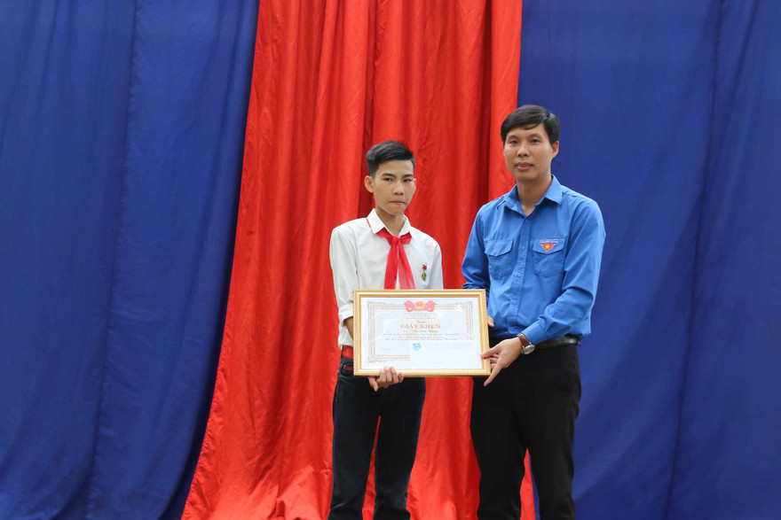 Trao huy hiệu 'Tuổi trẻ dũng cảm' nam sinh lớp 9 cứu sống 3 học sinh đuối nước