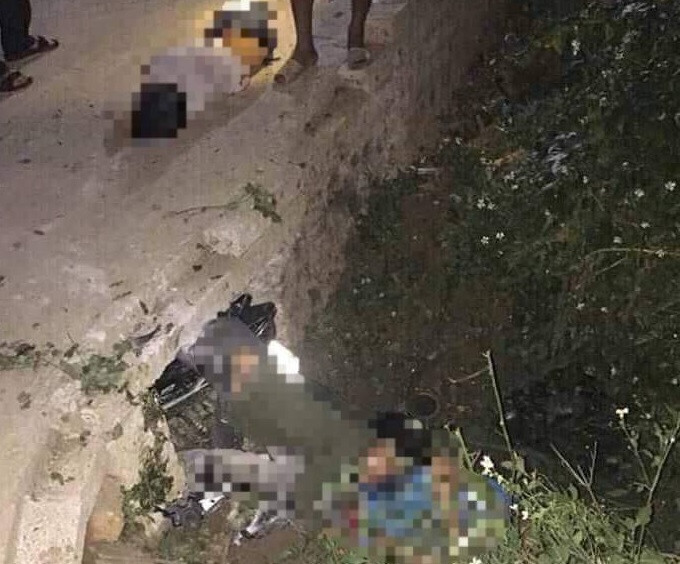 Đâm vào cống bê tông, 3 học sinh trên xe máy tử vong