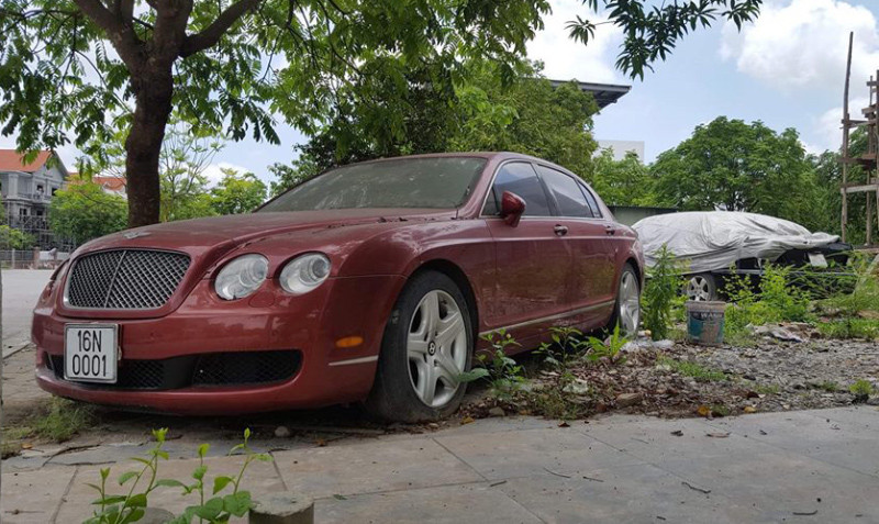 Xe siêu sang Bentley, biển độc nằm phủ bụi trên vỉa hè Hải Phòng