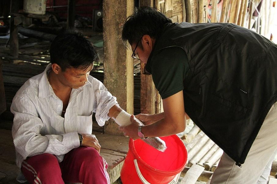Cán bộ, cộng tác viên các Trung tâm công tác xã hội địa phương cung cấp dịch vụ hỗ trợ, chăm sóc nạn nhân bom mìn. Ảnh: BTXH.
