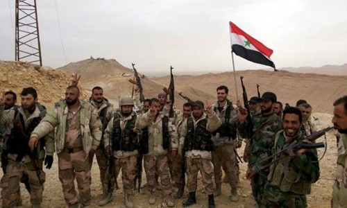 Lực lượng thân chính quyền Tổng thống Syria Bashar al-Assad hôm 26/3 cắm cờ Syria tại khu vực rìa thành cổ Palmyra. Ảnh: Reuters