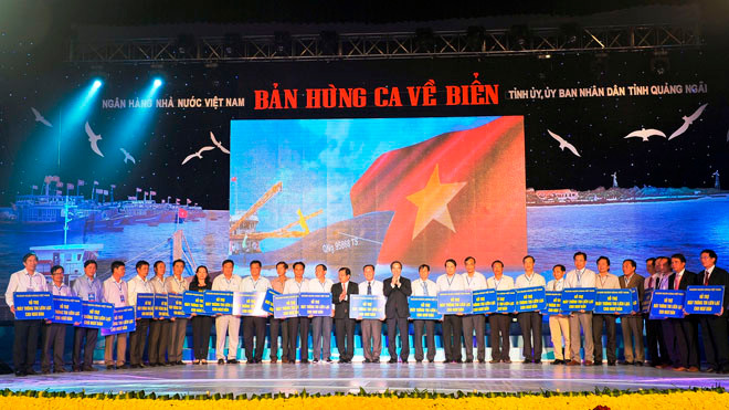 Thống đốc Nguyễn Văn Bình trao tượng trưng trên 730 máy thông tin liên lạc cho ngư dân 28 tỉnh thành ven biển đóng tàu cá theo Nghị định 67, tối ngày 7/3 tại Chương trình “Bản hùng ca về biển” tổ chức tại Quảng Ngãi