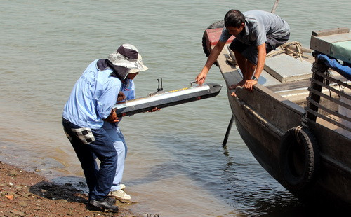Máy quét 3D được đưa ra sông. Ảnh: Phước Tuấn/VnExpress