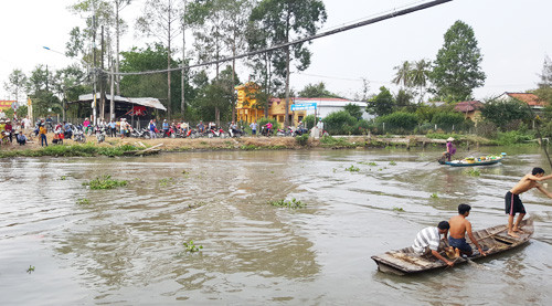 Mọi người đang tìm kiếm bá gái mất tích. Ảnh: A.X