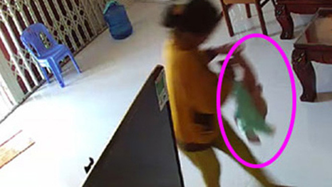 Hình ảnh cháu bé bị dốc ngược được cắt từ clip