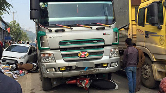 Hiện trường vụ tai nạn, hai xe tải đỗ song song, chiếm phần lớn diện tích lòng đường. Ảnh: Phạm Tuyến