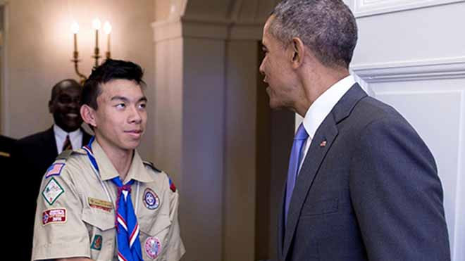 Tạ Di Đan bắt tay Tổng thống Barack Obama tại Phòng Bầu dục hôm 1/3. Ảnh: OC Register