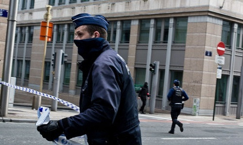 Cảnh sát Bỉ phong tỏa tuyến đường dẫn vào ga tàu điện ngầm Maelbeek. Ảnh: Le Monde