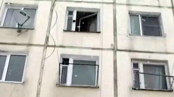 Vợ xay xỉn nhảy từ tầng ba xuống đất để trốn... chồng.