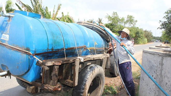 Mỗi ngày ông Hồng chở hơn chục chuyến nước ngọt để cung ứng cho các hộ dân có nhu cầu