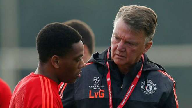 Martial và HLV Van Gaal trên sân tập. Ảnh: Reuters.