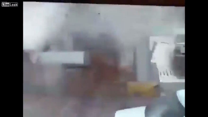 Xe bán tải bất ngờ nổ tung khi đang đổ xăng