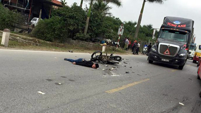 Anh B. nằm bất động sau khi va chạm với xe tải khiến người dân tưởng anh đã tử vong.